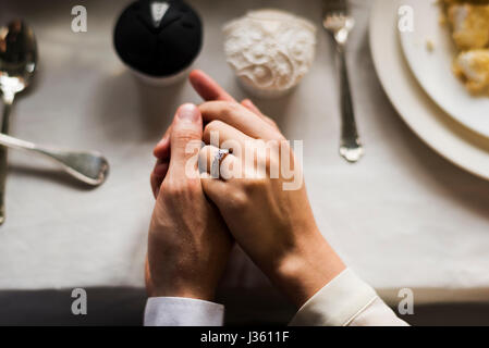 Braut und Bräutigam Hand in Hand auf Hochzeitsfeier Stockfoto