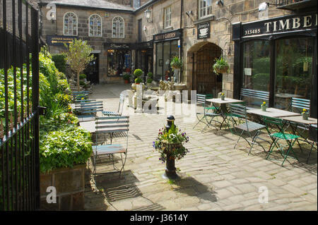 Gepflasterten Hof ein Shop und ein Café in Montpellier, Harrogate, Yorkshire, Gartenverzierungen, mit Tischen und Stühlen für Mahlzeiten im freien Verkauf. Stockfoto