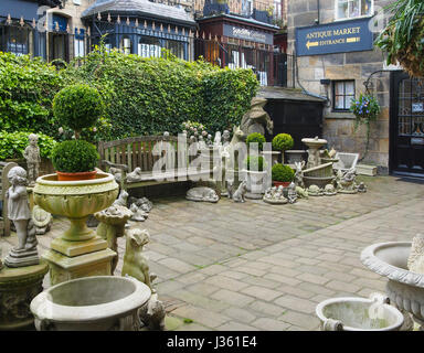 Gepflasterten Innenhof eines Ladens in Montpellier Mews in Montpellier, Harrogate, Yorkshire, Gartenverzierungen, einschließlich eine groteske Punch and Judy zu verkaufen. Stockfoto