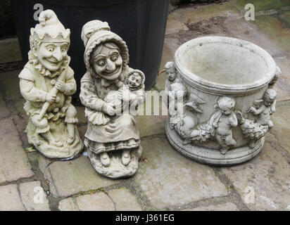 Gepflasterten Innenhof eines Ladens in Montpellier Mews in Montpellier, Harrogate, Yorkshire, Gartenverzierungen, einschließlich eine groteske Punch and Judy zu verkaufen. Stockfoto