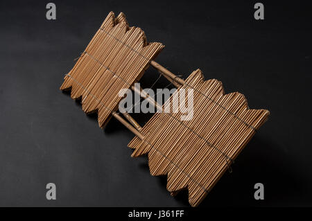 Handgemachte afrikanische Instrument, Holzpfeifen, auf schwarzem Hintergrund isoliert Stockfoto