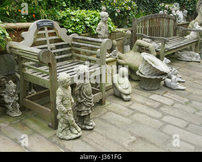 Gepflasterten Innenhof eines Ladens in Montpellier Mews in Montpellier, Harrogate, Yorkshire, Gartenverzierungen, einschließlich eine groteske Punch and Judy zu verkaufen. Stockfoto