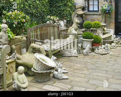 Gepflasterten Innenhof eines Ladens in Montpellier Mews in Montpellier, Harrogate, Yorkshire, Gartenverzierungen, einschließlich eine groteske Punch and Judy zu verkaufen. Stockfoto