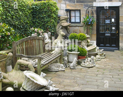 Gepflasterten Innenhof eines Ladens in Montpellier Mews in Montpellier, Harrogate, Yorkshire, Gartenverzierungen, einschließlich eine groteske Punch and Judy zu verkaufen. Stockfoto