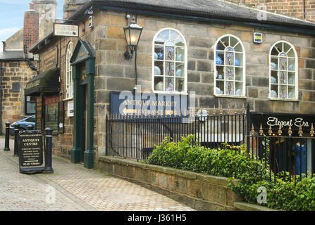 Eines der Geschäfte von Touristen besucht, ein Antiquitäten-Zentrum,, in Montpellier Mews in Montpellier District of Harrogate, Yorkshire, England, Großbritannien. Stockfoto