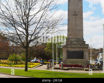 Die wunderschönen Gärten in der Mitte der Montpellier Bezirk Harrogate im Frühjahr zeigt das Kenotaph mit zahlreichen Kränze von Mohn. Stockfoto