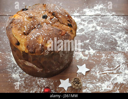 Panettone italienischer Weihnachtskuchen auf Planke Stockfoto