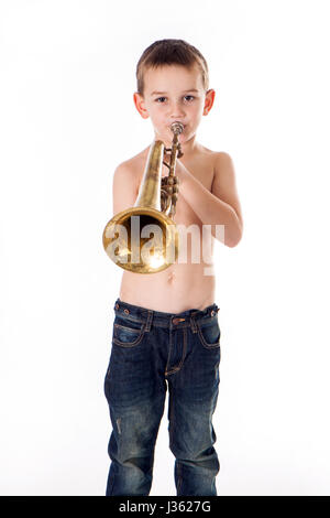 kleiner Junge bläst in eine Trompete vor weißem Hintergrund Stockfoto