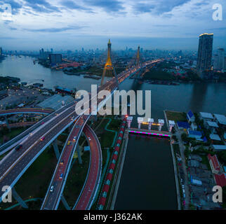 Luftaufnahme von Bhumibol Brücke wichtige Wahrzeichen und Verkehr Verkehrsmittel in Bangkok thailand Stockfoto