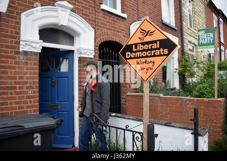 Clive Lewis, Arbeits-Wartungstafel für Norwich Süd, 2 Tage vor den Kommunalwahlen in Norwich Kundenwerbung. 2. Mai 2017. UK Stockfoto