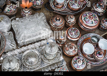 Traditionelle Handarbeit Kupfer Kaffeekanne in Souvenirläden in Sarajevo. Bosnien und Herzegowina. Stockfoto