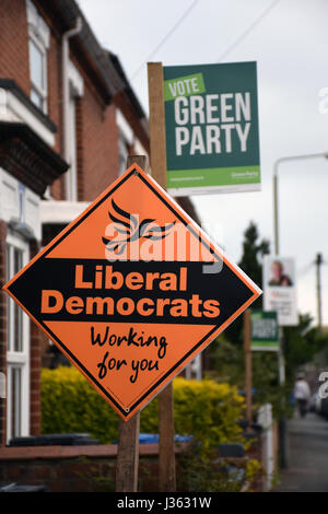 Norwich 2 Tage vor den Kommunalwahlen. 2. Mai 2017. VEREINIGTES KÖNIGREICH. Grüne Partei & Liberaldemokraten Zeichen Stockfoto