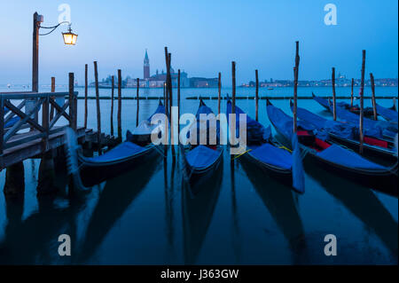 Dawn Blick auf Gondeln festgemacht in Venedig, Italien Stockfoto