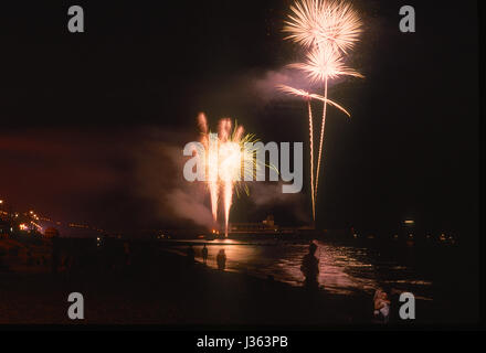 Organisierte Feuerwerk am Strand von Bournemouth, Dorset, England Stockfoto