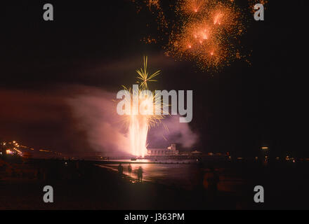 Organisierte Feuerwerk am Strand von Bournemouth, Dorset, England Stockfoto