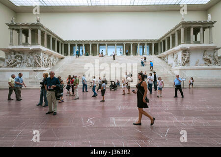 Der Pergamon-Altar im Pergamon Museum in Berlin Deutschland Stockfoto