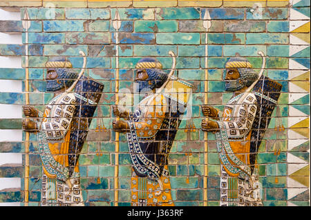 Detail des antiken assyrischen Keramikfries im Pergamonmuseum auf der Museumsinsel in Berlin Stockfoto