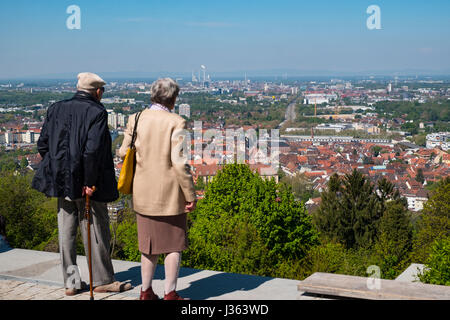 Blick über die Stadt Karlsruhe vom Turmberg Hill in Deutschland Stockfoto