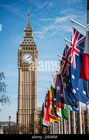 Big Ben, der Elizabeth-Turm, fotografiert von den Gärten des Parliament Square, vor dem parlament. Flaggen Europas in den Gärten des Parliament Square. Stockfoto