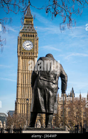 Big Ben, Elizabeth Tower aus den Parliament Square Gardens neben der Churchill-Statue. Stockfoto