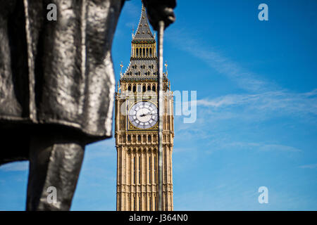 Big Ben, Elizabeth Tower aus den Parliament Square Gardens neben der Churchill-Statue. Stockfoto