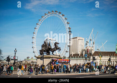 London Eye von der Westminster Bridge aus gesehen Stockfoto