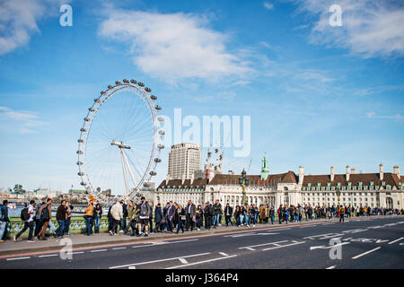 London Eye von der Westminster Bridge aus gesehen Stockfoto