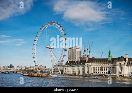 London Eye von der Westminster Bridge aus gesehen Stockfoto