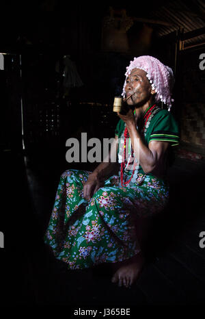 Kinnbereich, Myanmar, 11. November 2014: Muun Stamm Kinn Dame in ihrer Küche Stockfoto