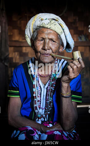 Kinnbereich, Myanmar, 11. November 2014: Muun Stamm Kinn Dame in ihrer Küche Stockfoto