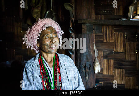 Kinnbereich, Myanmar, 11. November 2014: Muun Stamm Kinn Dame in ihrer Küche Stockfoto