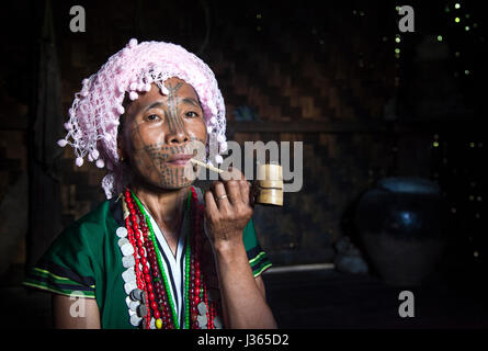 Kinnbereich, Myanmar, 11. November 2014: Muun Stamm Kinn Dame in ihrer Küche Stockfoto