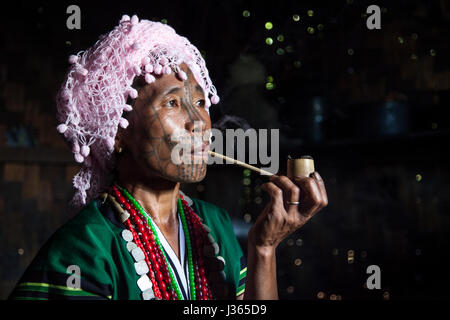 Kinnbereich, Myanmar, 11. November 2014: Muun Stamm Kinn Dame in ihrer Küche Stockfoto