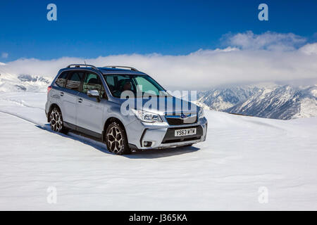 Subaru Forester mit UK-Registrierung auf Schnee in den Pyrenäen, Andorra Stockfoto