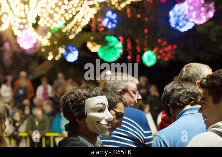 Ein kleiner Junge mit einem anonymen Guy Fawkes oder Typ Maske im Karneval von Madeira, Funchal, Madeira, 25. Februar 2017 Stockfoto