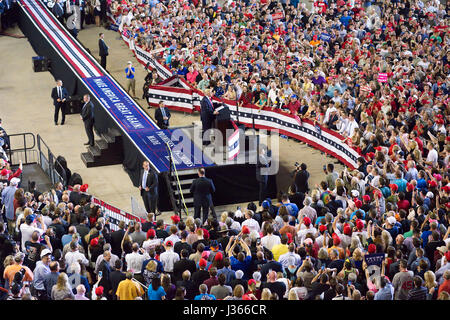 US-Präsident Donald Trump spricht für eine geschätzte sieben Tausende bei Kundgebung der Kampagne mit Vize-Präsident Mike Pence in Harrisburg, PA, am 29 April 201 Stockfoto