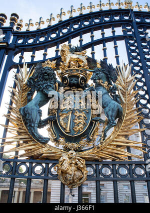 die Wappen an den Toren des Buckingham Palast Uk, Königinnen Residenz Stockfoto