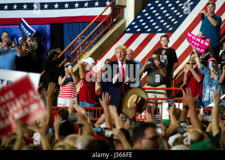 US-Präsident Donald Trump Größen Fans nach einem Gespräch mit einer geschätzten sieben Tausende bei Kundgebung der Kampagne mit Vize-Präsident Mike Pence in Harris Stockfoto