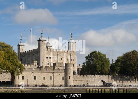 Tower von London von der Themse an einem sonnigen Tag, Eintritt zum Verräter Tor, Heimat der englischen Kronjuwelen, der weiße Turm gesehen Stockfoto