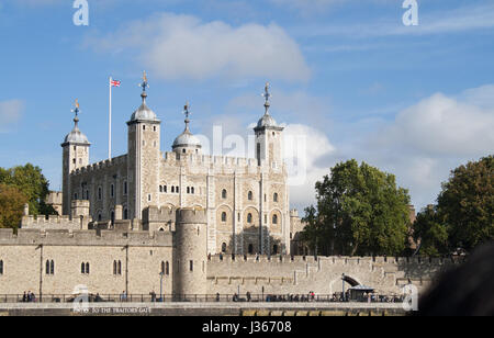 Tower von London von der Themse an einem sonnigen Tag, Eintritt zum Verräter Tor, Heimat der englischen Kronjuwelen, der weiße Turm gesehen Stockfoto