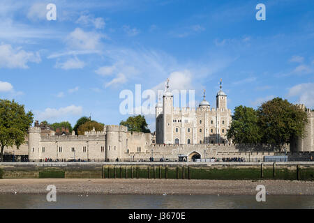 Tower von London von der Themse an einem sonnigen Tag, Eintritt zum Verräter Tor, Heimat der englischen Kronjuwelen, der weiße Turm gesehen Stockfoto