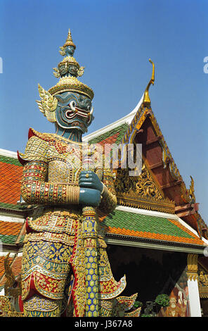 Maiyarap, riesige Dämon (Yaksha) bewachen den Eingang zum Tempel des Smaragd-Buddha, Grand Palace, Bangkok, Thailand Stockfoto