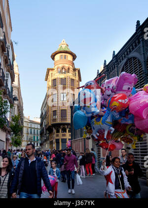 Besucher, die Semana Santa in den Straßen von Malaga, Calle Sagasta Stockfoto