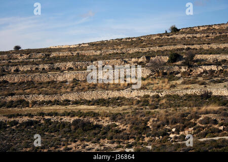 Mediterrane Trockenmauern in Lofou Stockfoto