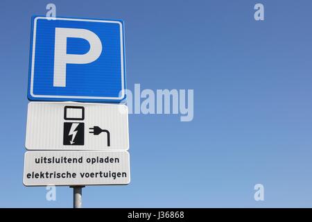 Niederländische Verkehrszeichen: Parkplätze für Elektrofahrzeuge nur Stockfoto
