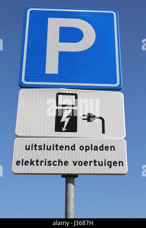 Niederländische Verkehrszeichen: Parkplätze für Elektrofahrzeuge nur Stockfoto