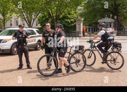 WASHINGTON, DC, USA - Geheimdienst Polizisten auf Fahrrädern im Weißen Haus. Stockfoto