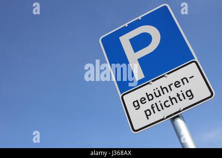 Deutsche Verkehrszeichen: Ticket Parkplatz gebührenfrei Stockfoto