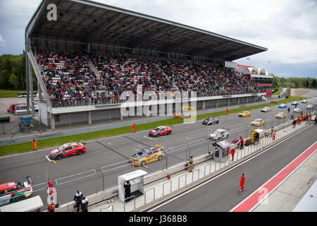 Moskau, Russland - 12. Juni 2016: Weltmeisterschaft WTCC auf dem Moscow Raceway. Rennwagen in der Startaufstellung Stockfoto