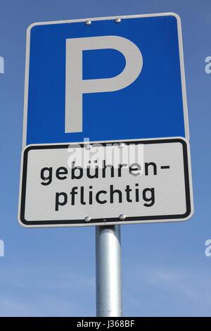 Deutsche Verkehrszeichen: Ticket Parkplatz gebührenfrei Stockfoto